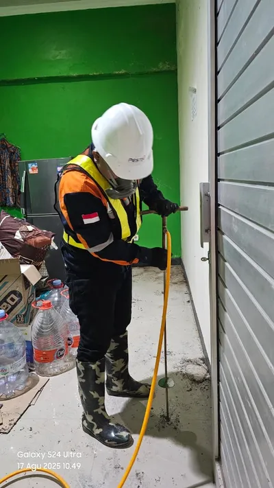 Proses Injeksi Termitisida Perimeter Pondasi